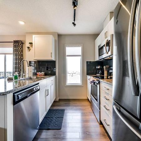 Bright Luxe Condo, Ac, Top Floor, King Bed, Balcony! Edmonton Bagian luar foto