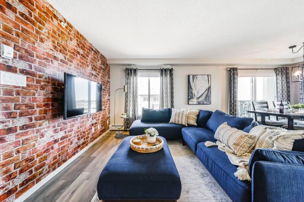 Bright Luxe Condo, Ac, Top Floor, King Bed, Balcony! Edmonton Bagian luar foto