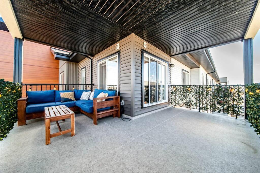 Bright Luxe Condo, Ac, Top Floor, King Bed, Balcony! Edmonton Bagian luar foto