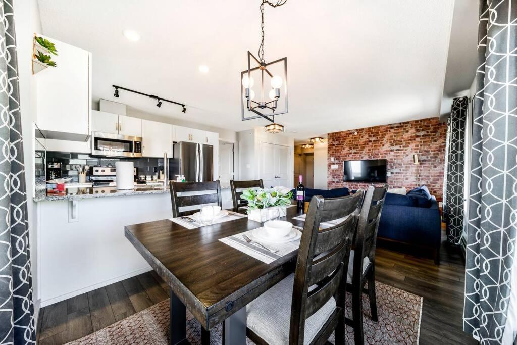 Bright Luxe Condo, Ac, Top Floor, King Bed, Balcony! Edmonton Bagian luar foto