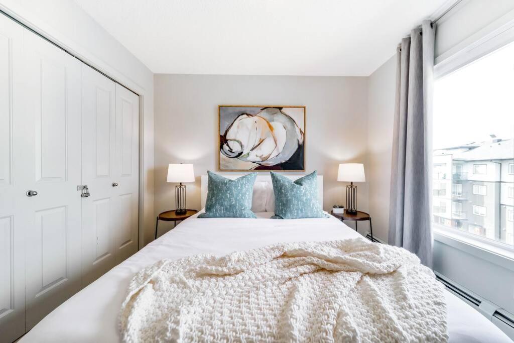 Bright Luxe Condo, Ac, Top Floor, King Bed, Balcony! Edmonton Bagian luar foto