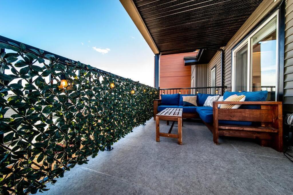 Bright Luxe Condo, Ac, Top Floor, King Bed, Balcony! Edmonton Bagian luar foto