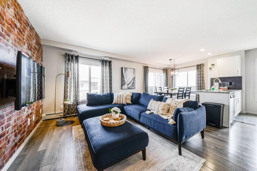 Bright Luxe Condo, Ac, Top Floor, King Bed, Balcony! Edmonton Bagian luar foto