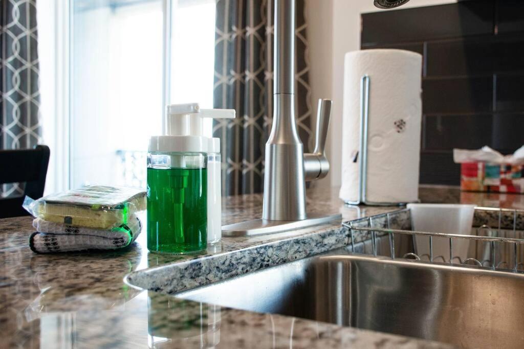 Bright Luxe Condo, Ac, Top Floor, King Bed, Balcony! Edmonton Bagian luar foto