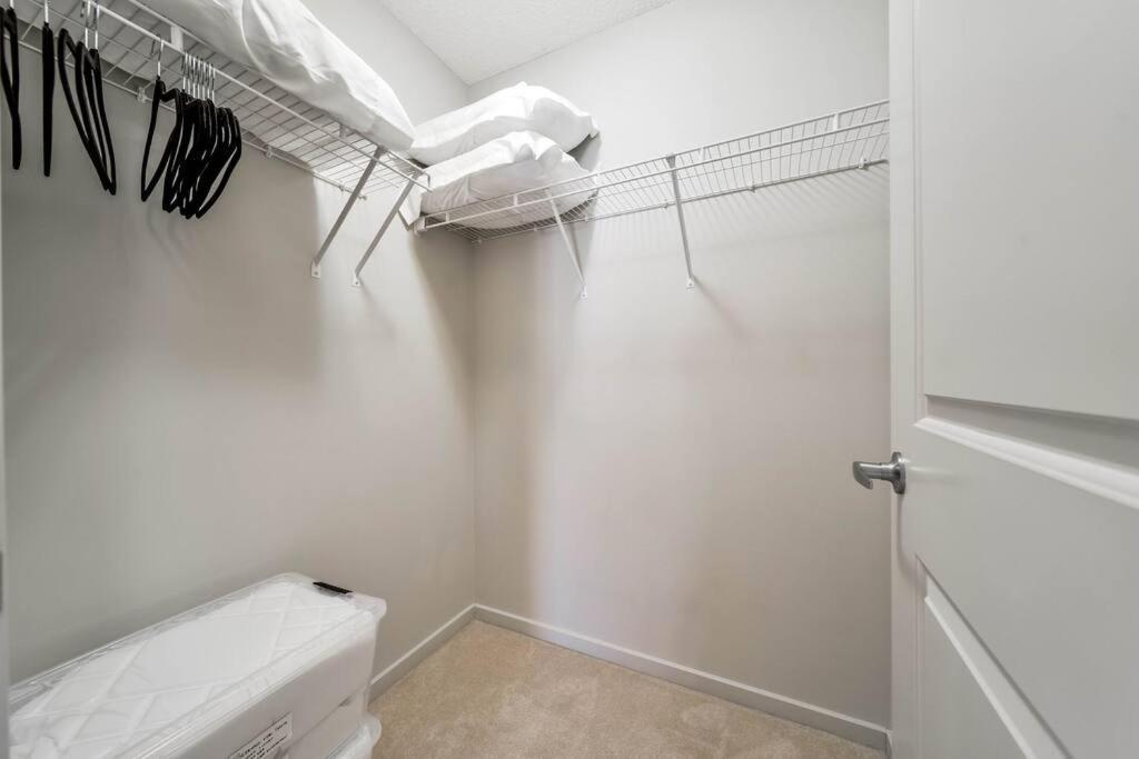 Bright Luxe Condo, Ac, Top Floor, King Bed, Balcony! Edmonton Bagian luar foto