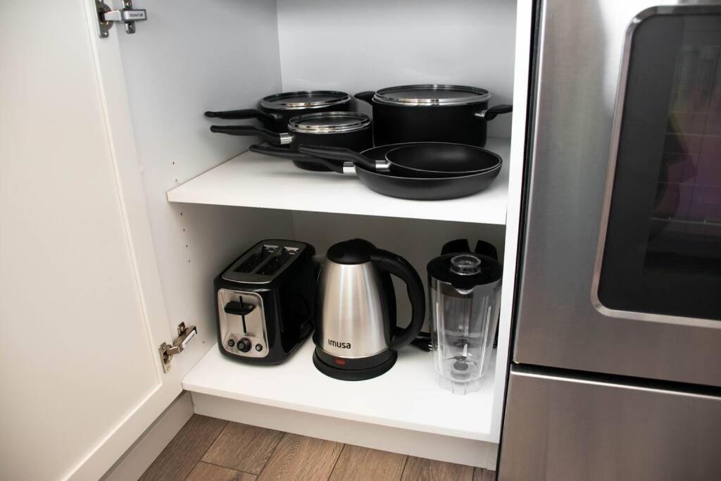 Bright Luxe Condo, Ac, Top Floor, King Bed, Balcony! Edmonton Bagian luar foto