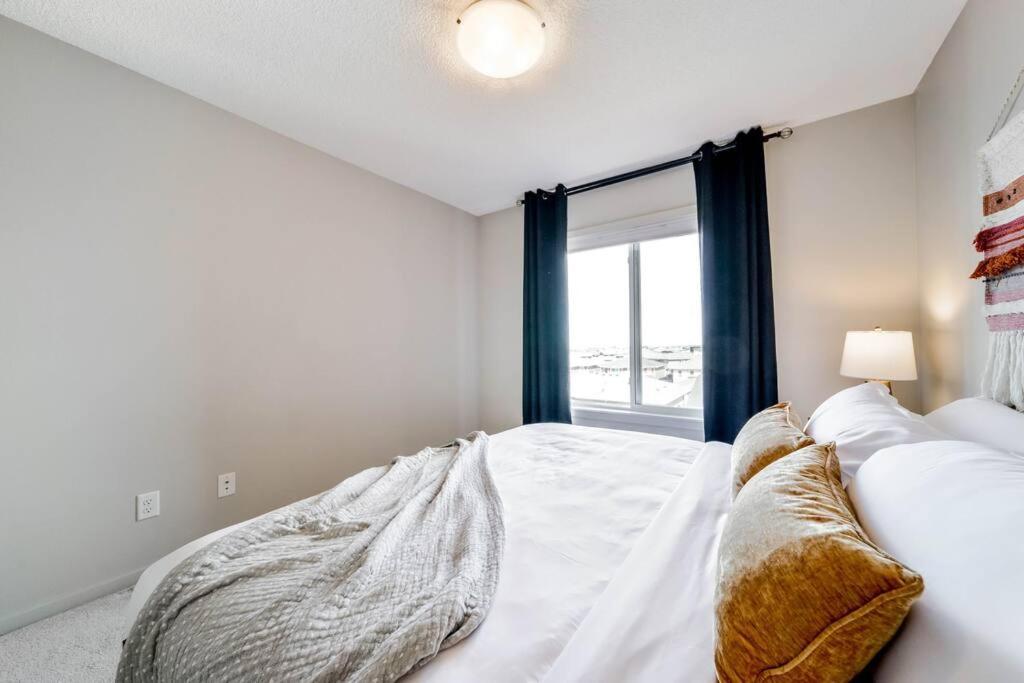 Bright Luxe Condo, Ac, Top Floor, King Bed, Balcony! Edmonton Bagian luar foto