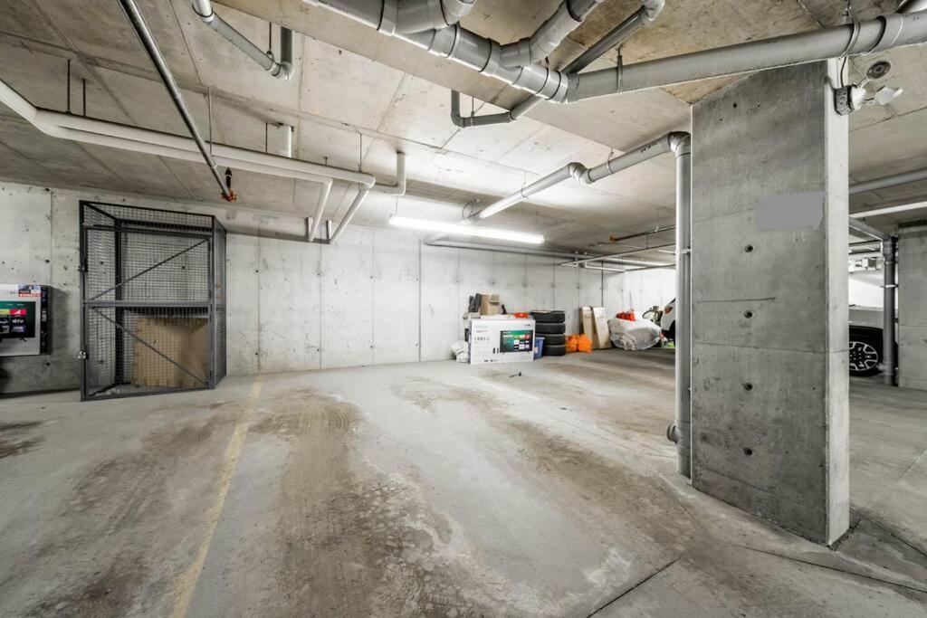 Bright Luxe Condo, Ac, Top Floor, King Bed, Balcony! Edmonton Bagian luar foto