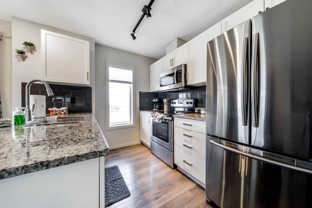 Bright Luxe Condo, Ac, Top Floor, King Bed, Balcony! Edmonton Bagian luar foto