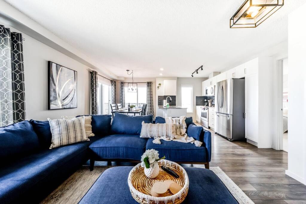 Bright Luxe Condo, Ac, Top Floor, King Bed, Balcony! Edmonton Bagian luar foto
