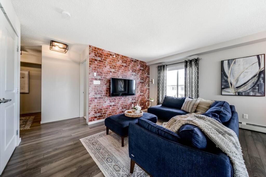Bright Luxe Condo, Ac, Top Floor, King Bed, Balcony! Edmonton Bagian luar foto