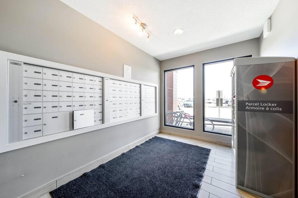 Bright Luxe Condo, Ac, Top Floor, King Bed, Balcony! Edmonton Bagian luar foto