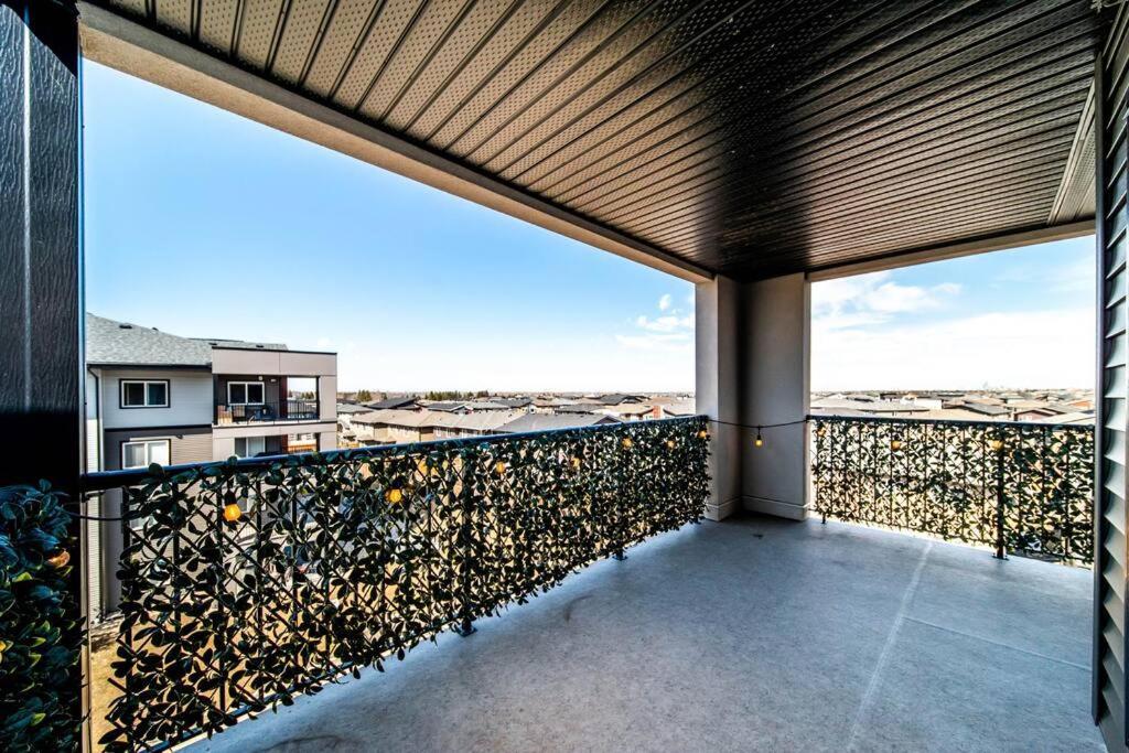 Bright Luxe Condo, Ac, Top Floor, King Bed, Balcony! Edmonton Bagian luar foto