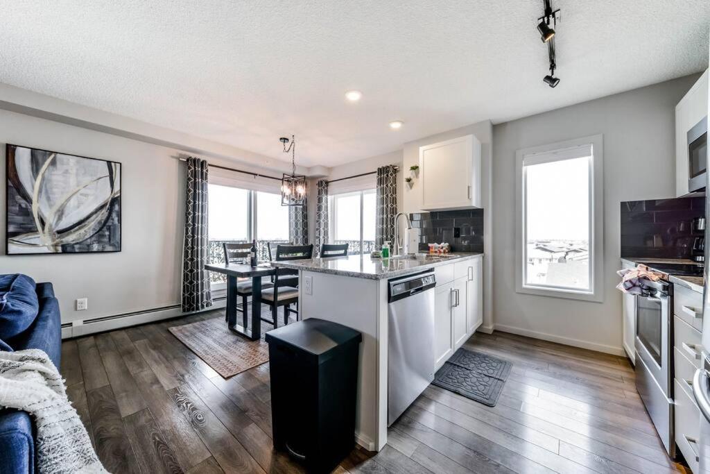 Bright Luxe Condo, Ac, Top Floor, King Bed, Balcony! Edmonton Bagian luar foto