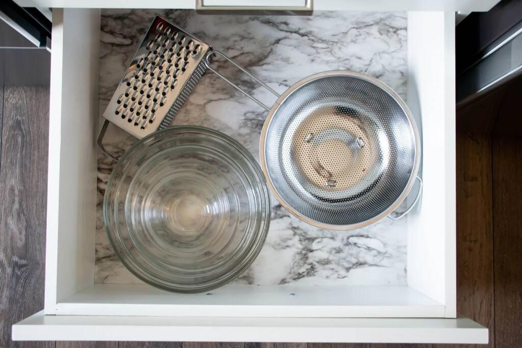 Bright Luxe Condo, Ac, Top Floor, King Bed, Balcony! Edmonton Bagian luar foto