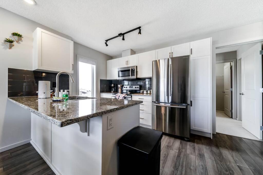 Bright Luxe Condo, Ac, Top Floor, King Bed, Balcony! Edmonton Bagian luar foto