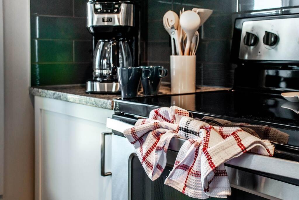 Bright Luxe Condo, Ac, Top Floor, King Bed, Balcony! Edmonton Bagian luar foto