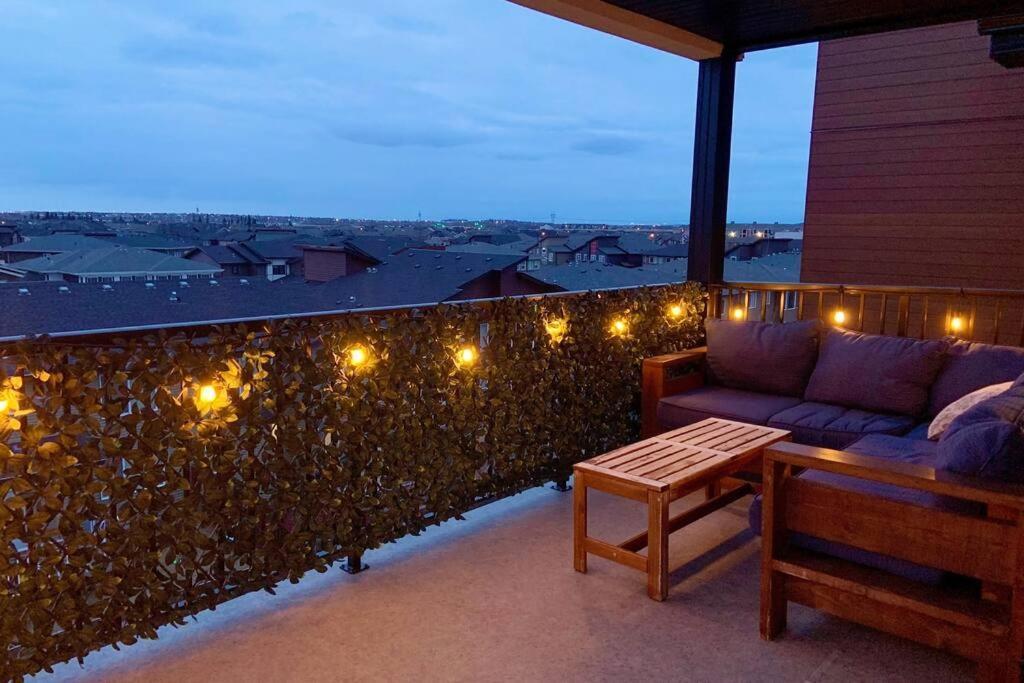 Bright Luxe Condo, Ac, Top Floor, King Bed, Balcony! Edmonton Bagian luar foto