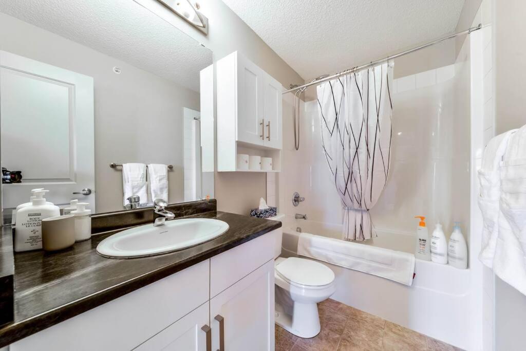 Bright Luxe Condo, Ac, Top Floor, King Bed, Balcony! Edmonton Bagian luar foto