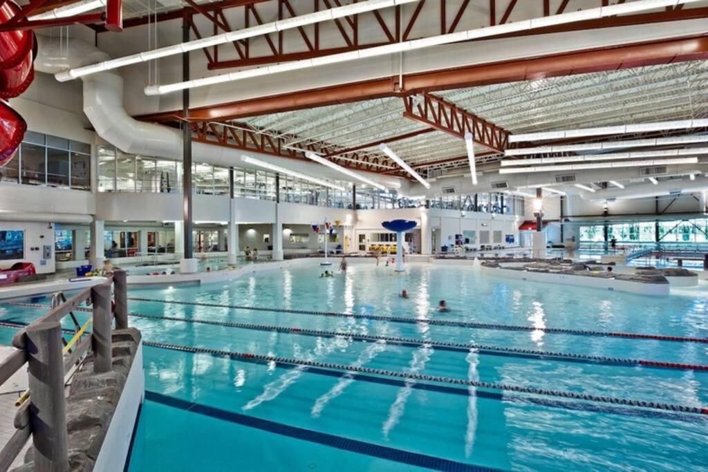 Bright Luxe Condo, Ac, Top Floor, King Bed, Balcony! Edmonton Bagian luar foto