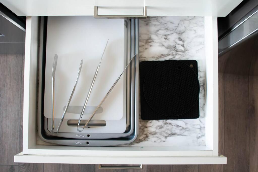 Bright Luxe Condo, Ac, Top Floor, King Bed, Balcony! Edmonton Bagian luar foto