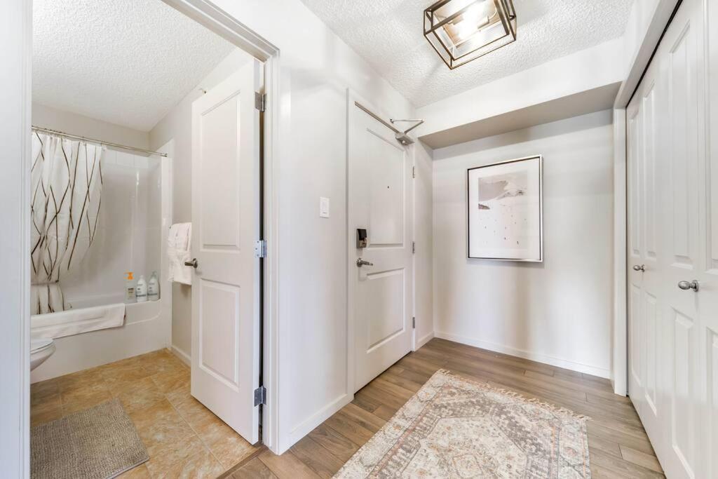 Bright Luxe Condo, Ac, Top Floor, King Bed, Balcony! Edmonton Bagian luar foto