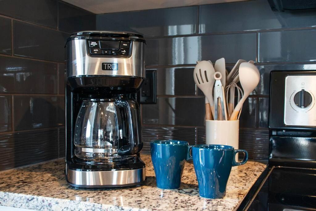 Bright Luxe Condo, Ac, Top Floor, King Bed, Balcony! Edmonton Bagian luar foto