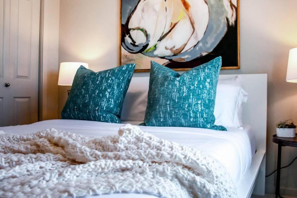 Bright Luxe Condo, Ac, Top Floor, King Bed, Balcony! Edmonton Bagian luar foto