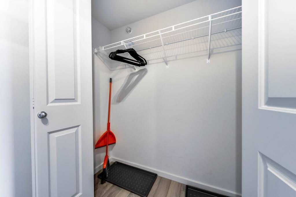 Bright Luxe Condo, Ac, Top Floor, King Bed, Balcony! Edmonton Bagian luar foto
