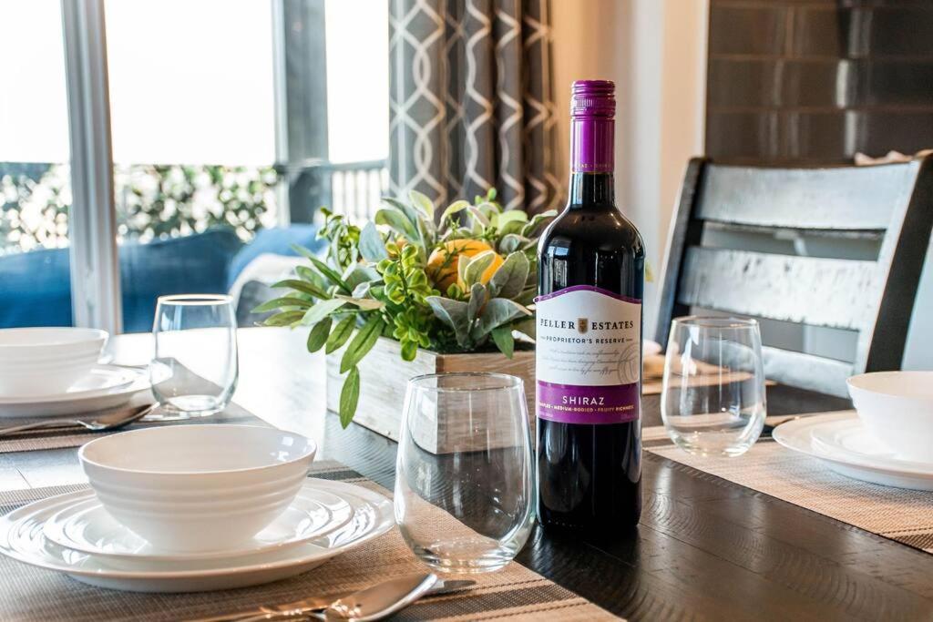 Bright Luxe Condo, Ac, Top Floor, King Bed, Balcony! Edmonton Bagian luar foto
